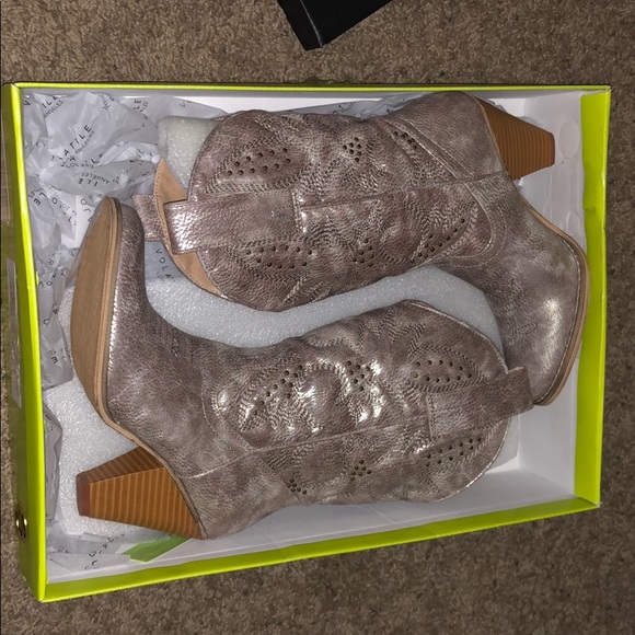 Boots - Picture 1 of 3